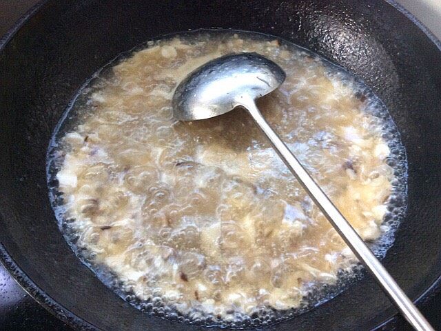 酸辣麻花豆花汤,开锅后加入芡汁，搅匀