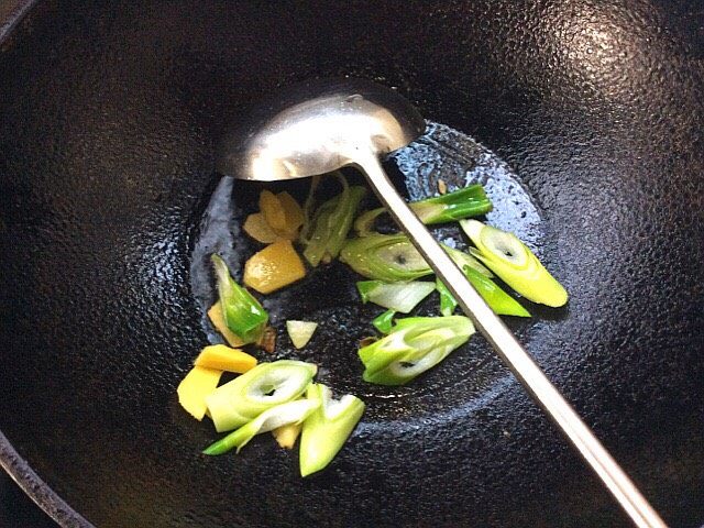 酸辣麻花豆花汤,起锅热油，爆香葱姜，倒入适量清水烧开