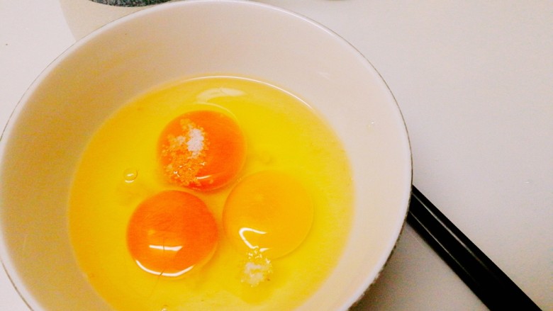 蛋包煎饺,取一口碗鸡蛋打出，加点盐