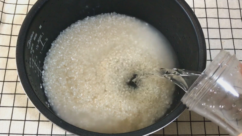 网红米饭,大米洗净 ，正常煮饭的水量即可