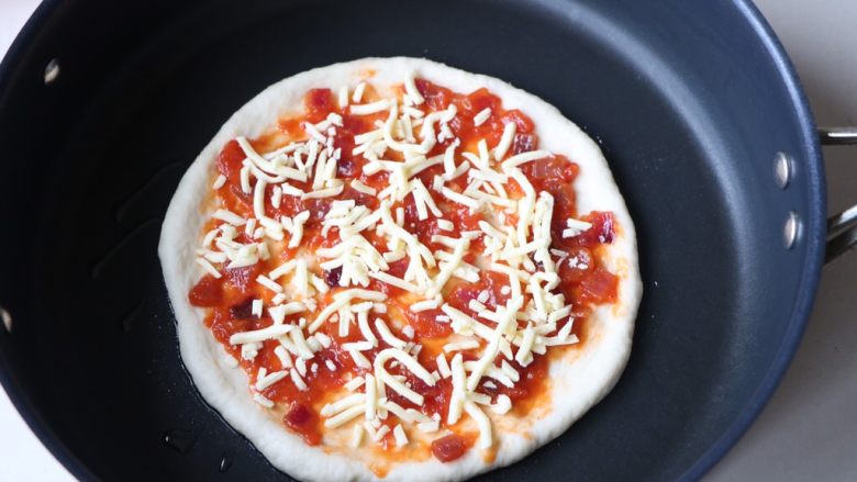 平底锅披萨,放平底锅上，刷一层番茄酱，撒适量芝士上去；
