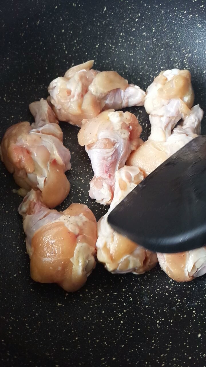 腐乳鸡翅根,锅中不放油，将鸡翅根带皮的那一面朝下
