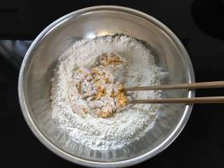 柴犬豆沙包,取50克南瓜泥加70克水把200克面粉和成面絮。