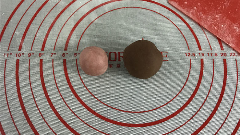 柴犬豆沙包,取少许红曲粉和适量<a style='color:red;display:inline-block;' href='/shicai/ 920'>可可粉</a>揉成粉色和咖啡色两个小面团。