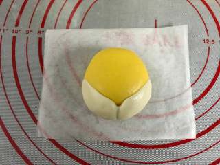 柴犬豆沙包,把包入豆沙馅的面团稍整成上面小下面大的形状后把白色面片贴在黄色面团的下半部。