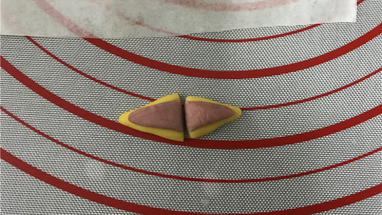 柴犬豆沙包,把粉色放在黄色面团上压平后中间切开。