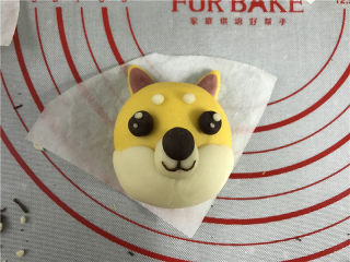柴犬豆沙包,最后用一点点白色面团搓圆后做狗狗的假眼和眼睛中的亮光。