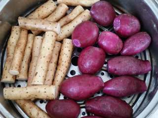 紫薯素包子,紫薯洗净上蒸锅。