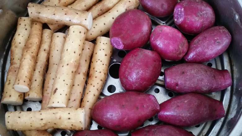 紫薯素包子,紫薯洗净上蒸锅。
