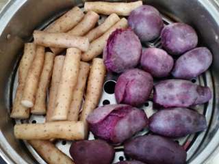 紫薯素包子,蒸20分钟左右，关火后焖五分钟再开锅。
