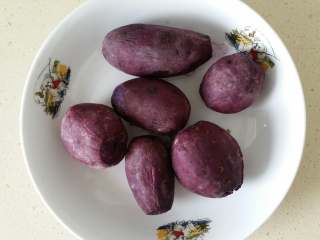 紫薯素包子,取6个紫薯。