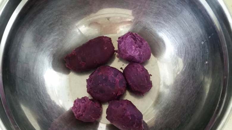 紫薯素包子,去皮后放入大盆内，此时的紫薯净重210克。
