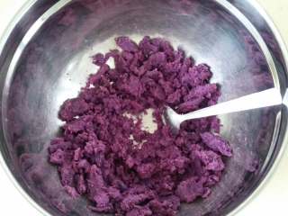 紫薯素包子,趁热用勺子将紫薯压成泥，越细越好。