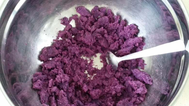 紫薯素包子,趁热用勺子将紫薯压成泥，越细越好。