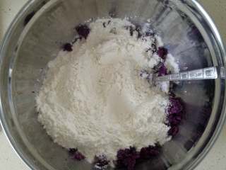 紫薯素包子,加310克中筋面粉。