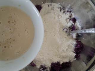 紫薯素包子,将酵母水慢慢倒入面粉中，再加约170克的水。
注意：因面粉吸水性不同及紫薯品种不同，都会导致水量不同，所以不要一次性倒入所有水，要一点点加水，边加边搅拌。
