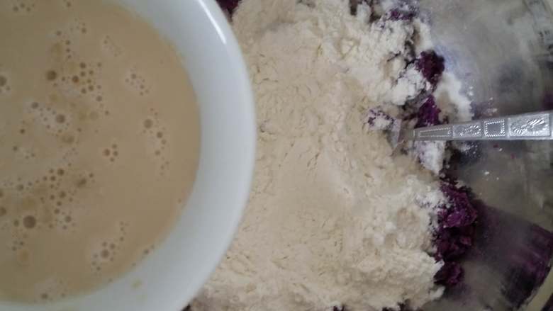 紫薯素包子,将酵母水慢慢倒入面粉中，再加约170克的水。
注意：因面粉吸水性不同及紫薯品种不同，都会导致水量不同，所以不要一次性倒入所有水，要一点点加水，边加边搅拌。
