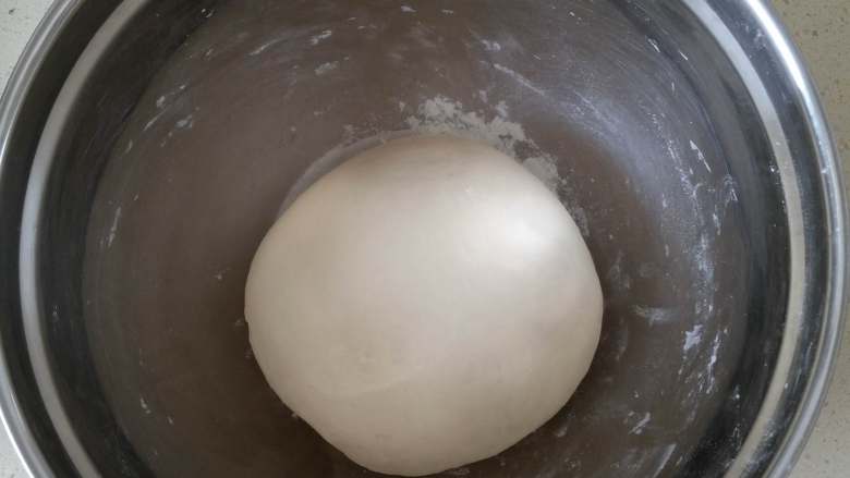 紫薯素包子,做白色面团：
400克面粉倒入另一个大盆内，4克酵母粉加约238克温水，搅拌均匀，静置五分钟，将酵母水倒入面粉中，搅拌成小面絮状，揉搓成光滑的面团。
