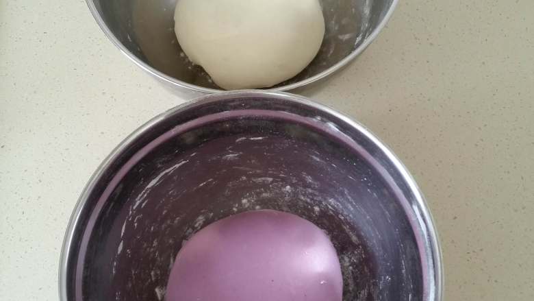 紫薯素包子,两种面团依次盖好，放温暖处进行发酵，根据室温定发酵时间，大约两个小时左右。
