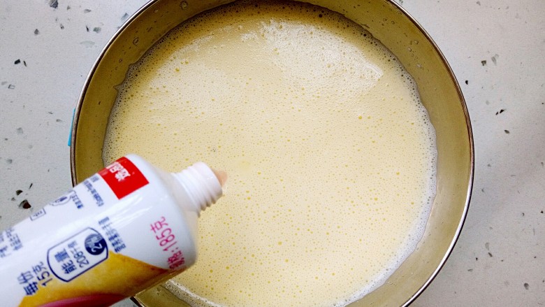 酥香嫩滑&炼乳蛋挞,蛋黄打匀后加入装牛奶奶油液的碗中混合，(也就是图4的蛋液加入图片3的牛奶奶油液)，再加上一勺<a style='color:red;display:inline-block;' href='/shicai/ 893'>炼乳</a>拌匀。