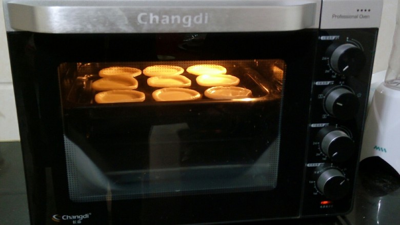酥香嫩滑&炼乳蛋挞,烤箱上下火200度，提前预热十分钟，预热后送入烤盘，中层，烤18分钟