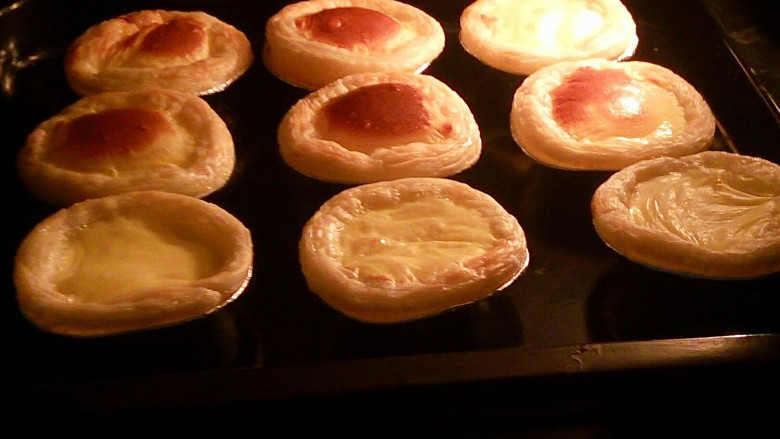酥香嫩滑&炼乳蛋挞,注意观察，烤到蛋挞表面微焦即可。