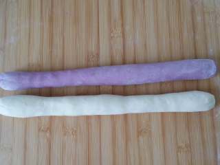 紫薯素包子,搓成粗细长度一样的长条。
