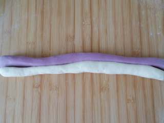 紫薯素包子,将两种面团轻轻搓在一起，让两种面的贴合面粘合在一起。
