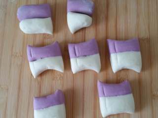 紫薯素包子,切成7个大小一样的面剂子，每个约58~60克左右。
