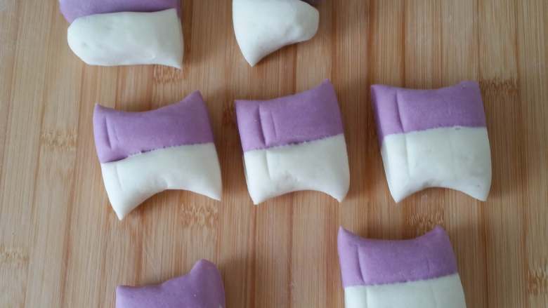 紫薯素包子,切成7个大小一样的面剂子，每个约58~60克左右。
