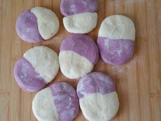 紫薯素包子,撒点干面粉，依次摁平。