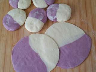 紫薯素包子,擀皮，要注意手法和力度，擀好的皮要中间厚四周略薄。
