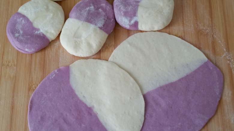 紫薯素包子,擀皮，要注意手法和力度，擀好的皮要中间厚四周略薄。
