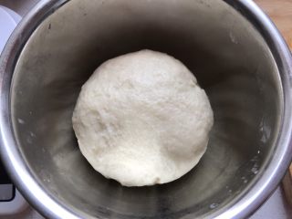 糯米酥皮老婆饼,我这些面粉的用量是做了48个老婆饼的用量，用来送朋友，如果吃的少就把所有材料减半即可。先把水油皮的材料放在一起揉成面团，盖上保鲜膜醒发20分钟。油皮面团最好揉至扩展阶段。
