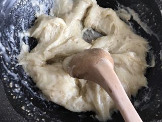 糯米酥皮老婆饼,一直煮到水份蒸发没有，糯米内馅儿开始成团，就可以关火了。
