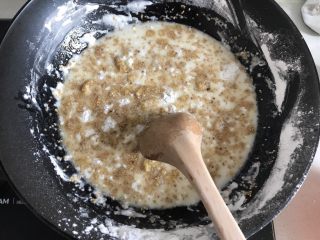 糯米酥皮老婆饼,倒入锅中与糯米粉混合均匀，然后再开小火煮，一边煮一边来回搅拌。