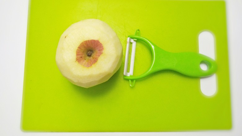 椰蓉苹果甜甜圈,苹果去皮，再清洗干净