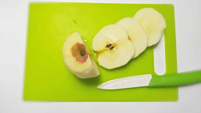 椰蓉苹果甜甜圈,把苹果切薄片（厚度大概1公分）