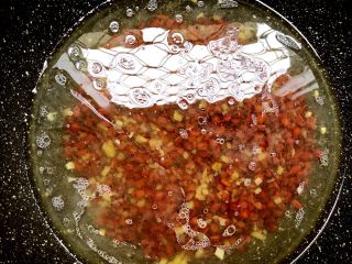 红豆糯米饭,放入1000g的水，大火烧开