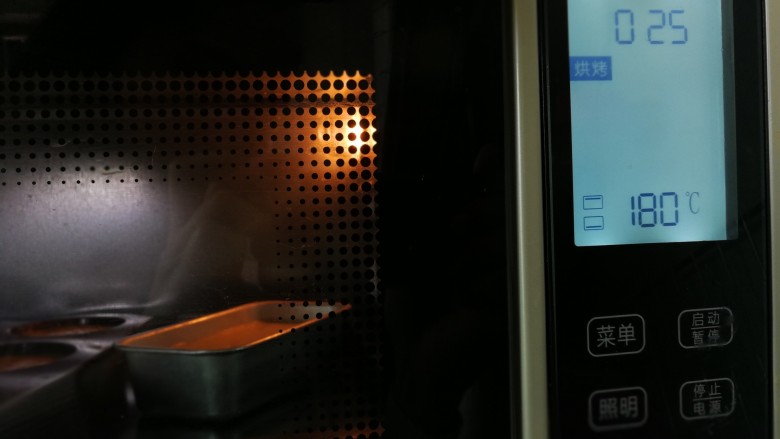蔓越莓玉米玛芬,放入提前预热好的烤箱，上下火，180度，中层，25分钟