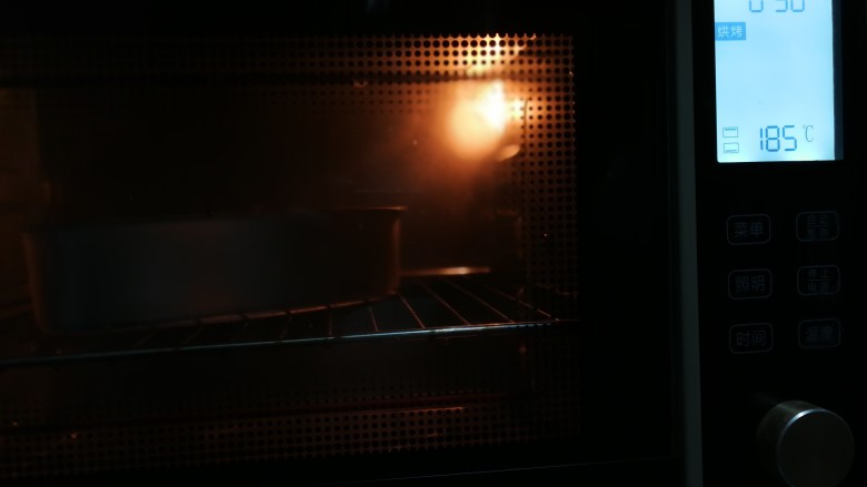 低脂布朗尼蛋糕,放入提前预热好的烤箱，中层，上火180度下火185度，烤30分钟左右