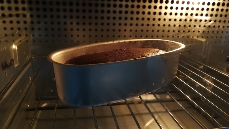 低脂布朗尼蛋糕,烘焙中的蛋糕，慢慢膨胀起来了