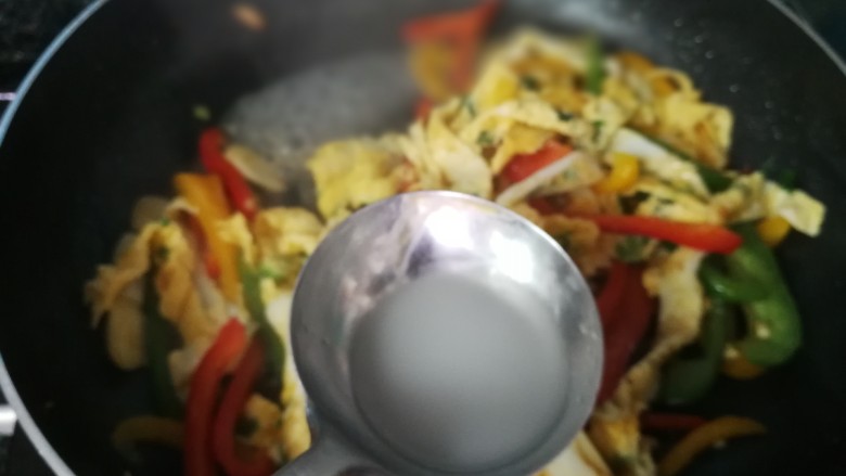 甜椒炒蛋,临出锅时，用适量的水淀粉勾芡