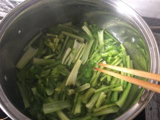 芹菜拌黑木,烧开水，倒入芹菜焯水，加入一小勺色拉油，可以保持芹菜的色泽鲜亮；