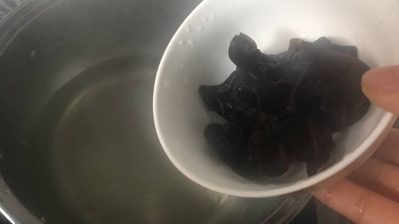 芹菜拌黑木,泡发后的木耳撕成小朵，倒入刚才焯芹菜剩下的水中；