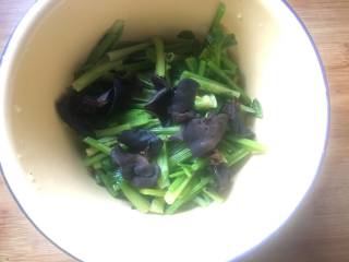 芹菜拌黑木,取一个大盆，倒入沥干水分后的芹菜和木耳；