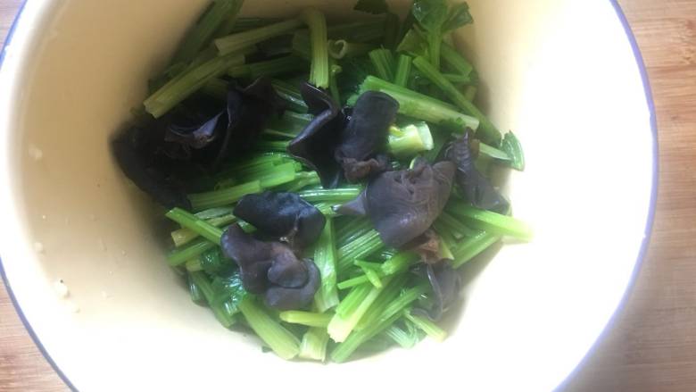 芹菜拌黑木,取一个大盆，倒入沥干水分后的芹菜和木耳；