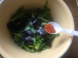 芹菜拌黑木,根据自己的口味，加入适量的辣椒粉；