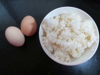 美味蛋炒饭,鸡蛋用草鸡蛋来炒，会颜色更好看。米饭最好不要用煮的太烂的那种，会粘黏在一起，不容易炒散开，。