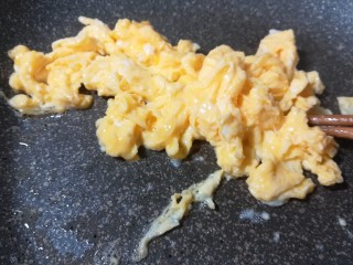 美味蛋炒饭,用筷子或锅铲，把鸡蛋划散开。